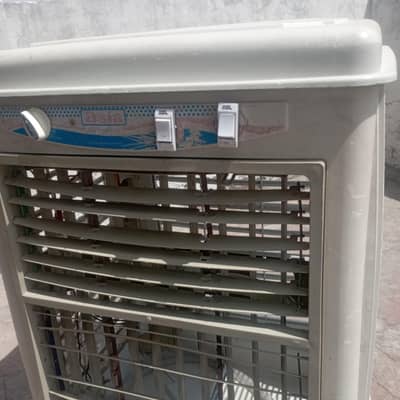 DC solar room cooler