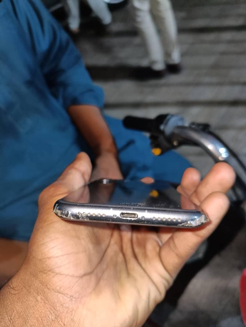 iPhone 11 4
