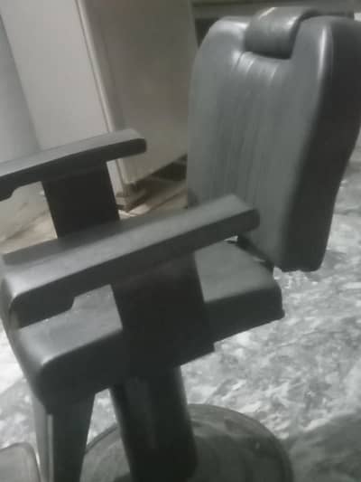 polor wali chair hai condition 10 by 10 hai