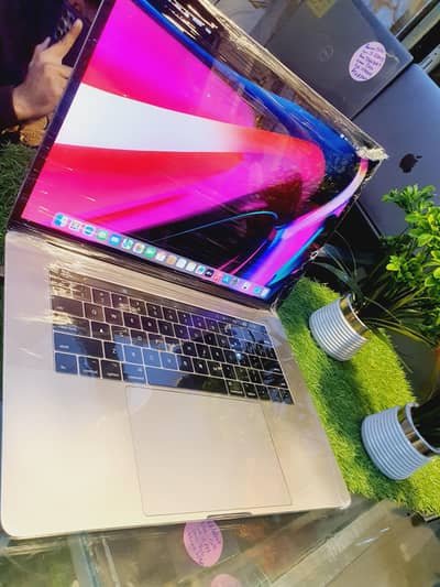 Macbook pro 2018 core i7 15 inch