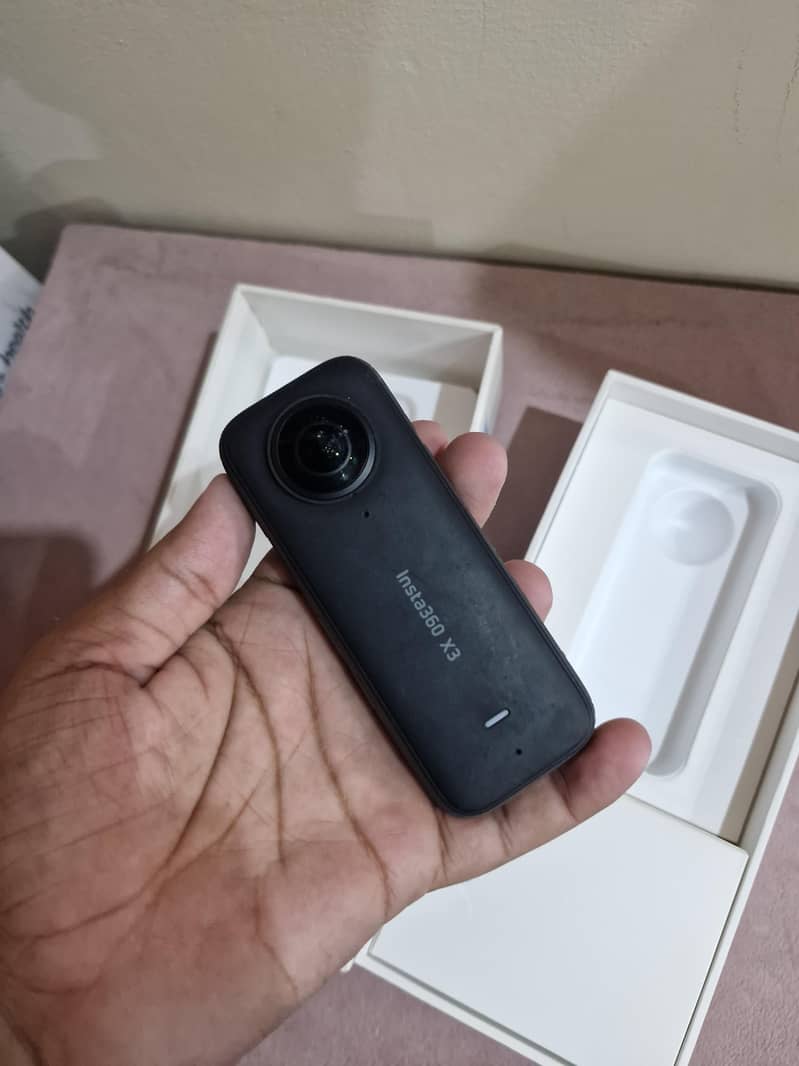 Insta360 X3 camera 0