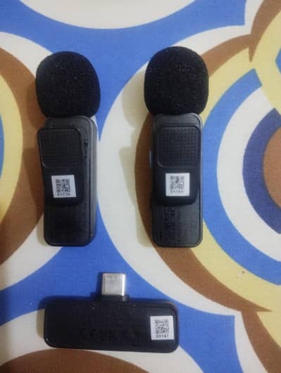 Boya  BY-v2 Ultracompact 2.4GHZ Wireless Microphone system