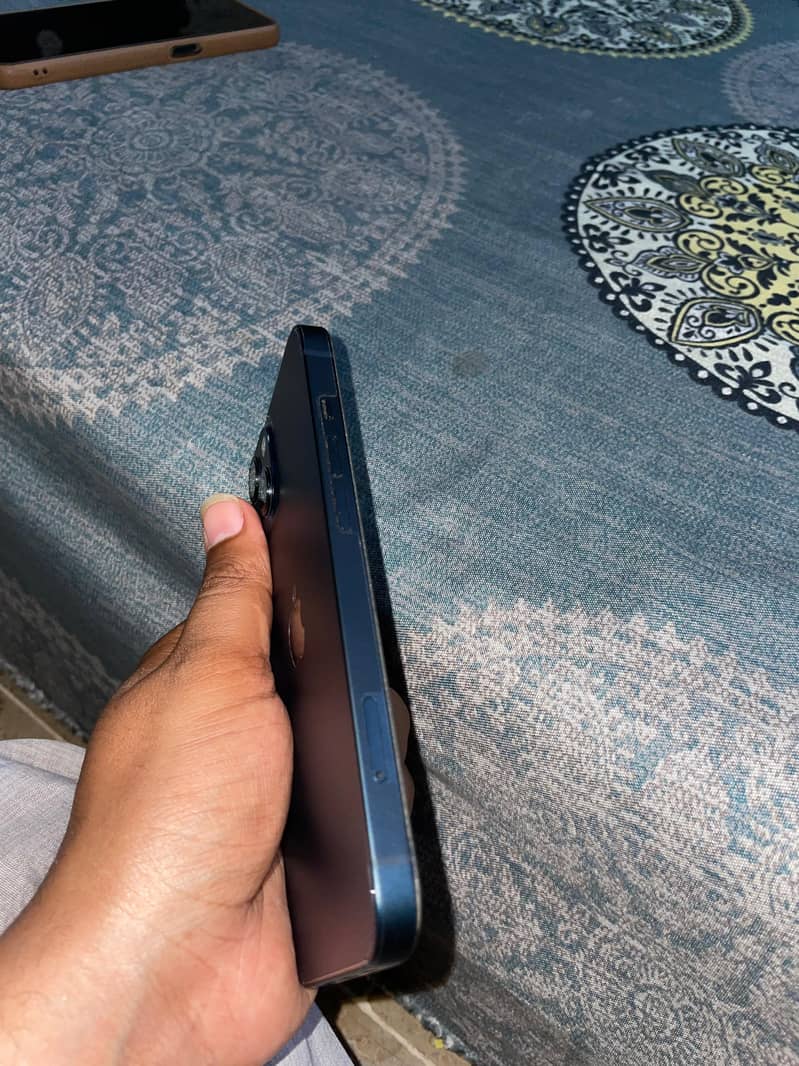 Apple iPhone 13 2