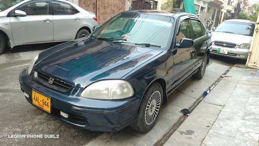 Honda civic gari ki drive bht achi hai AC on