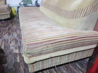 5 SEATER SOFA SET. . . NEAT & CLEAN. . . Contact 03463334829