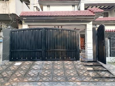 Facing Park House Of 1 Kanal For sale In Marghzar Officers Colony