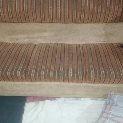 sofa set 5 seater good condition washing ki zaroorat ha