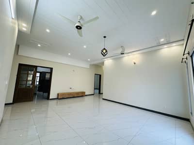1 Kanal Upper Portion for Rent with Separate Gate