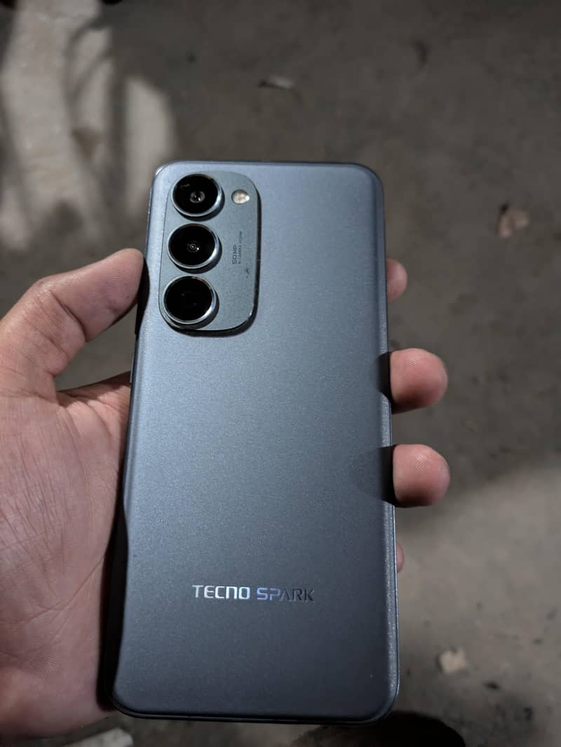 Tecno spark 40 pro plus 4