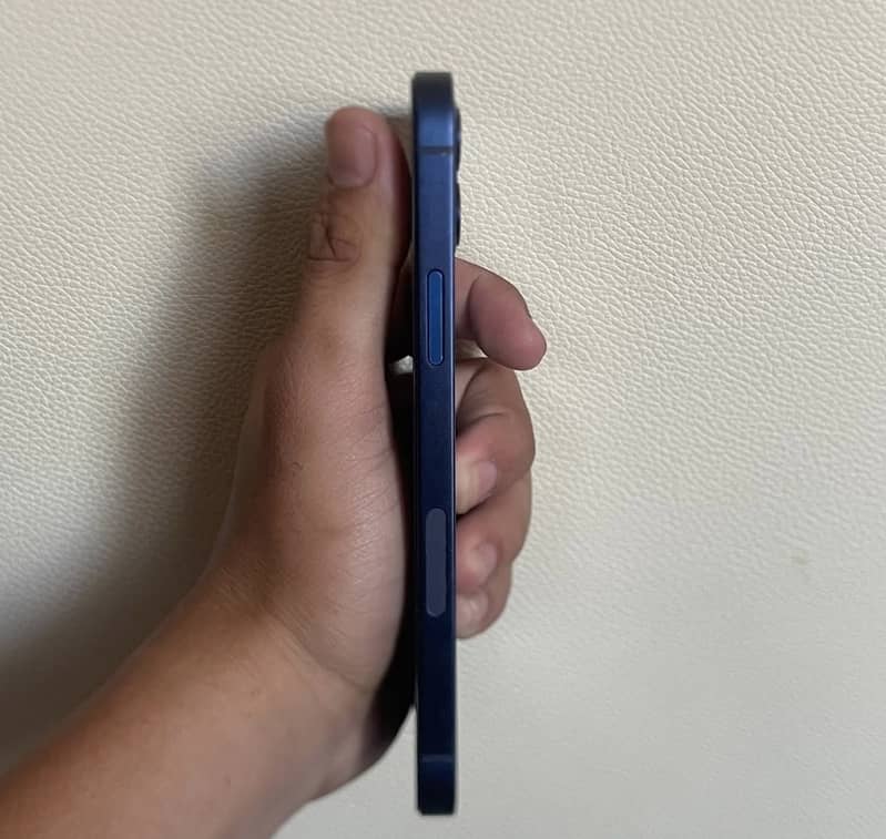 Apple iPhone 12 4