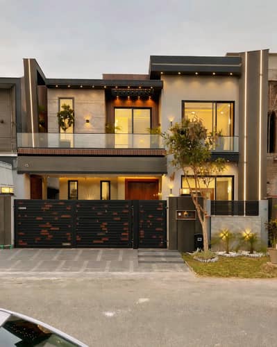 10 MARLA SOLID HOUSE ON PRIME LOCATION OF BAHRIA TOWN AVAILABLE FOR SALE