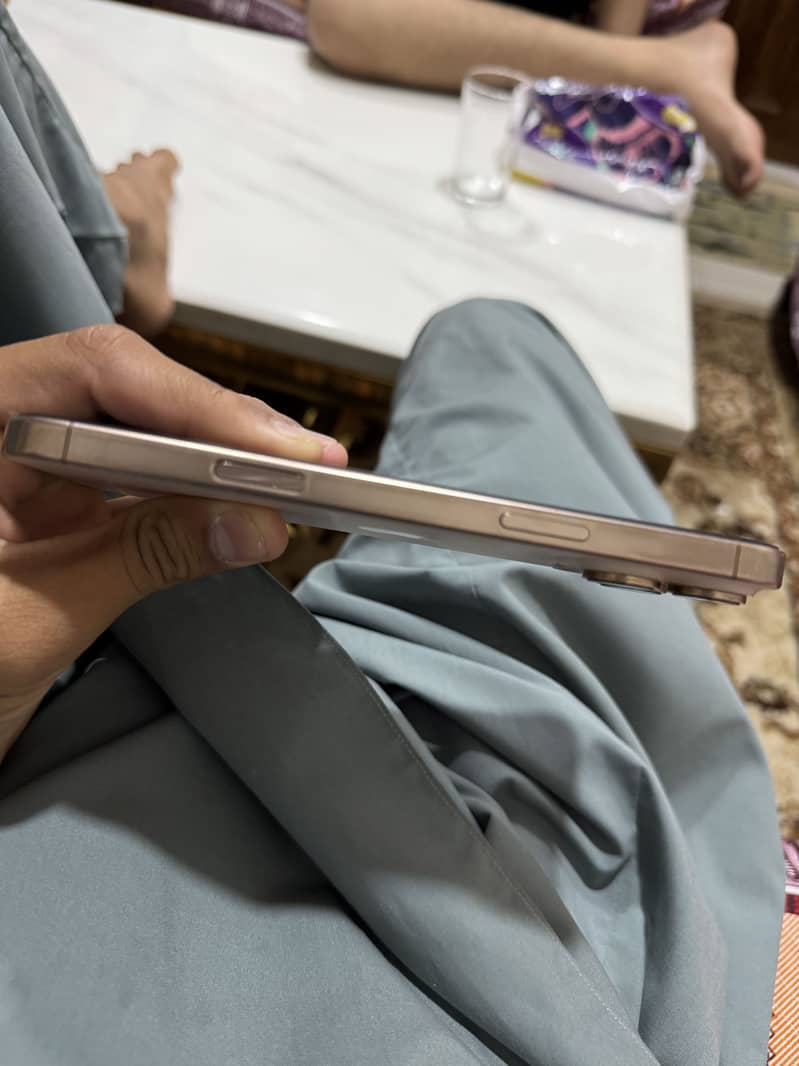 iPhone 16 pro max 4