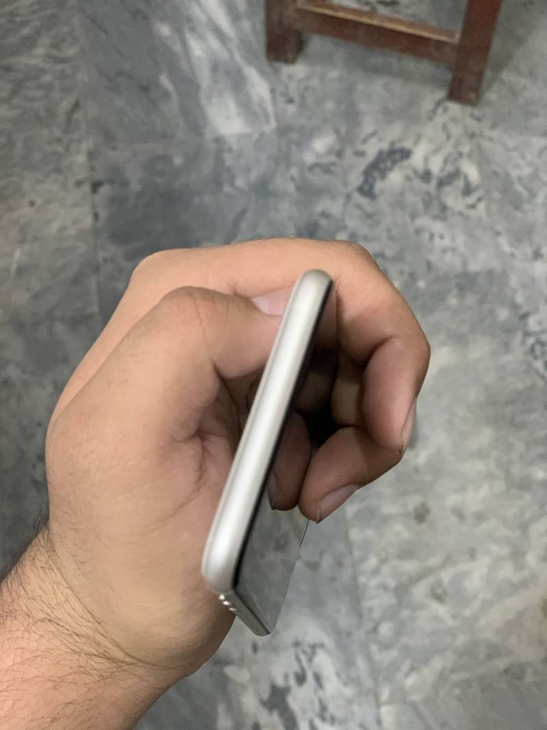 iPhone SE 3rd Gen 4