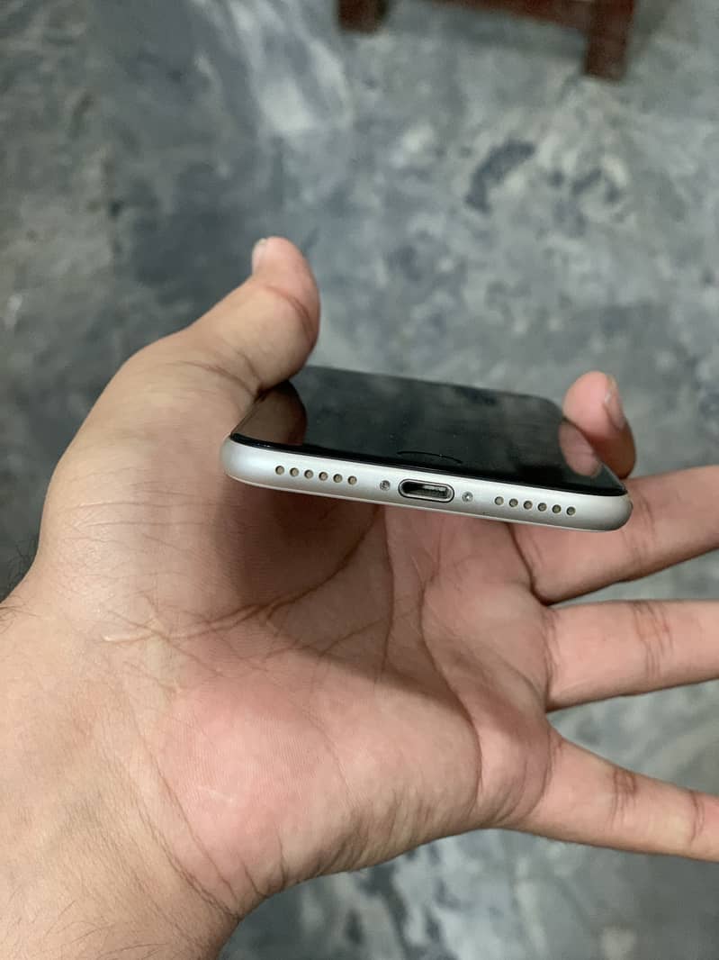 iPhone SE 3rd Gen 6