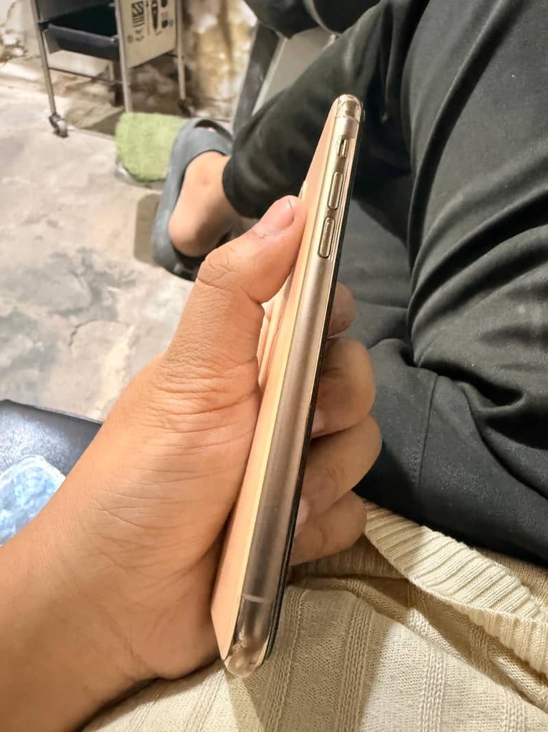 iPhone 11 Pro 4