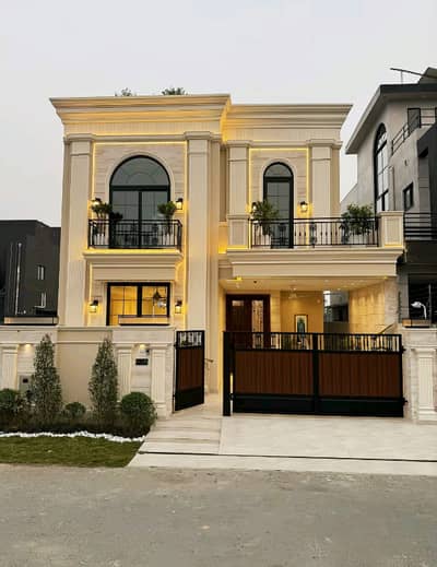 8 MARLA HOUSE WITH BEAUTIFULL DESIGN AND ON ELEGANT LOCATION AVAILABLE FOR SALE IN BAHRIA TOWN