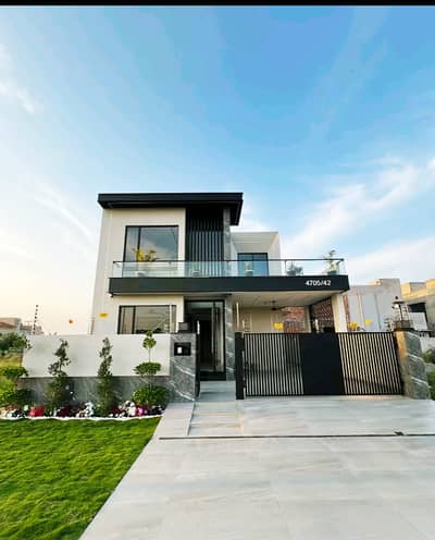 10 MARLA HOUSE ON PRIME LOCATION OR WITH MODERN DESIGN AVAILABLE FOR SALE IN BAHRIA TOWN