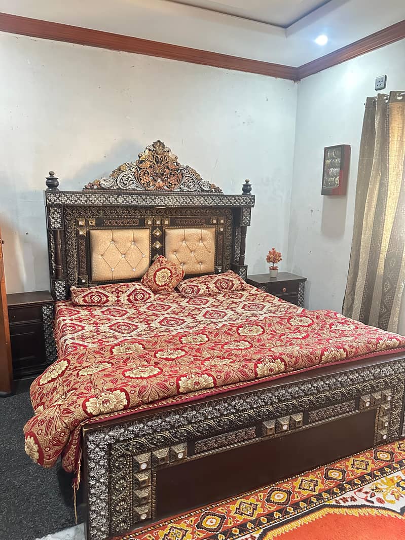 Bed set with showcase 0