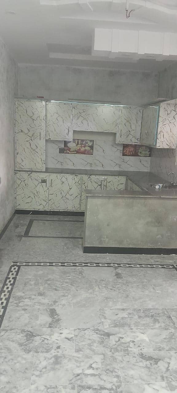 چار اور 5 مرلہ مکان براے فروخت کرال نزد گلبرگ اور ایکسپریس ھائی وے 5