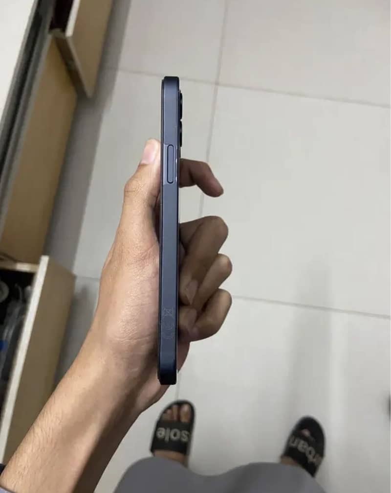 Iphone 12. 4