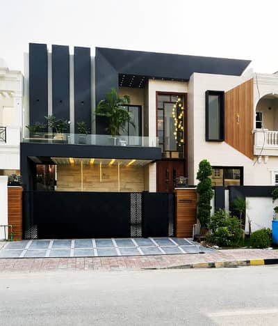 10 MARLA HOUSE ON PRIME LOCATION WITH SOLID CONSTRUCTION AVAILABLE FOR SALE IN BAHRIA TOWN
