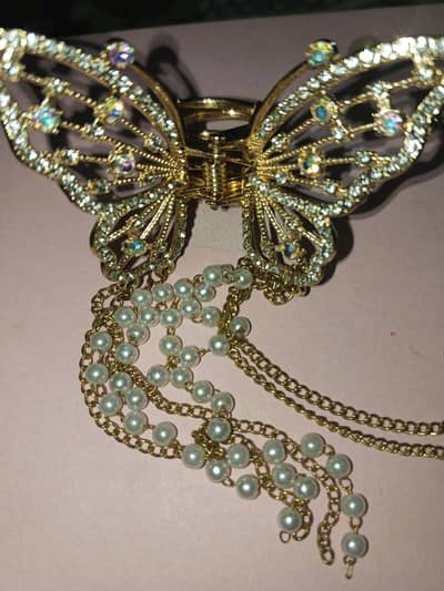  hair clawcliip/crystal and pearl chain/gold brand new style.