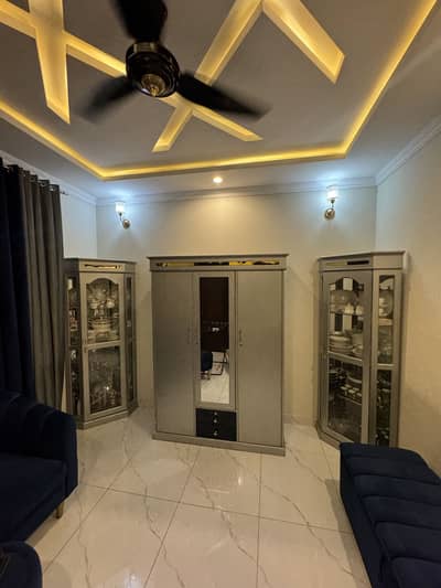 Wardrobe with showcase corners