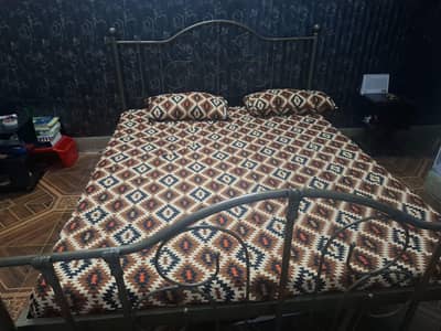 Iron Bed 66" by 78" colour brown cooper.
