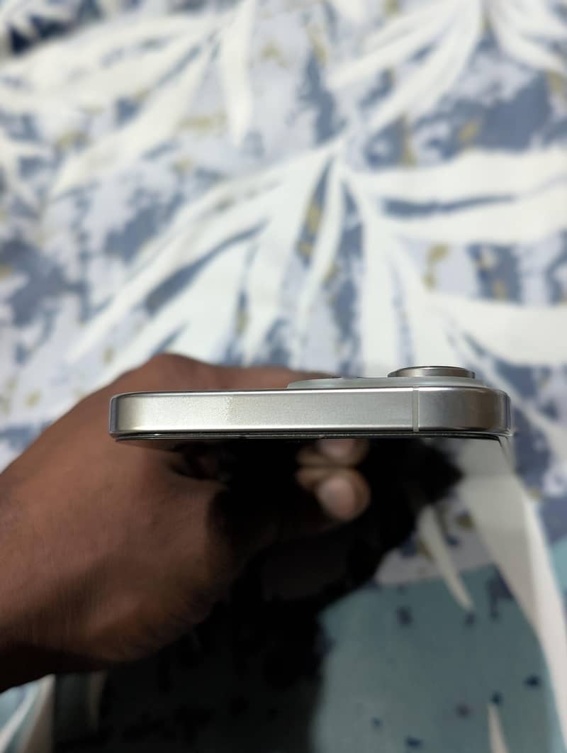 iphone 16 pro. max 3