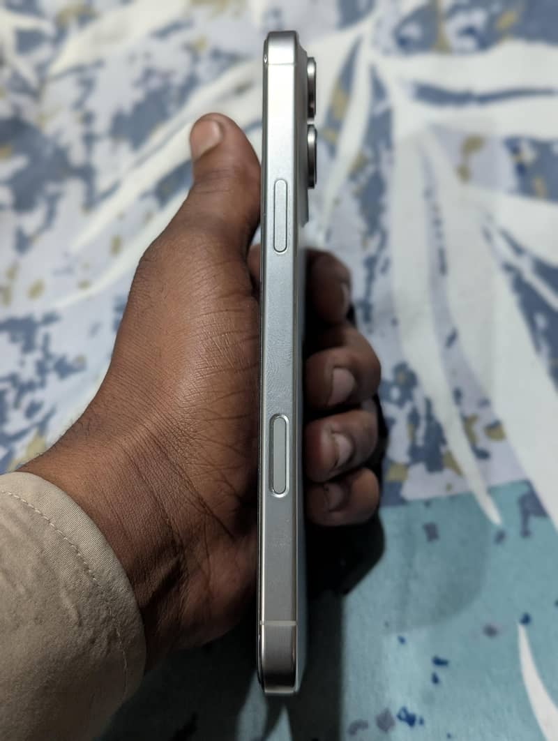 iphone 16 pro. max 4