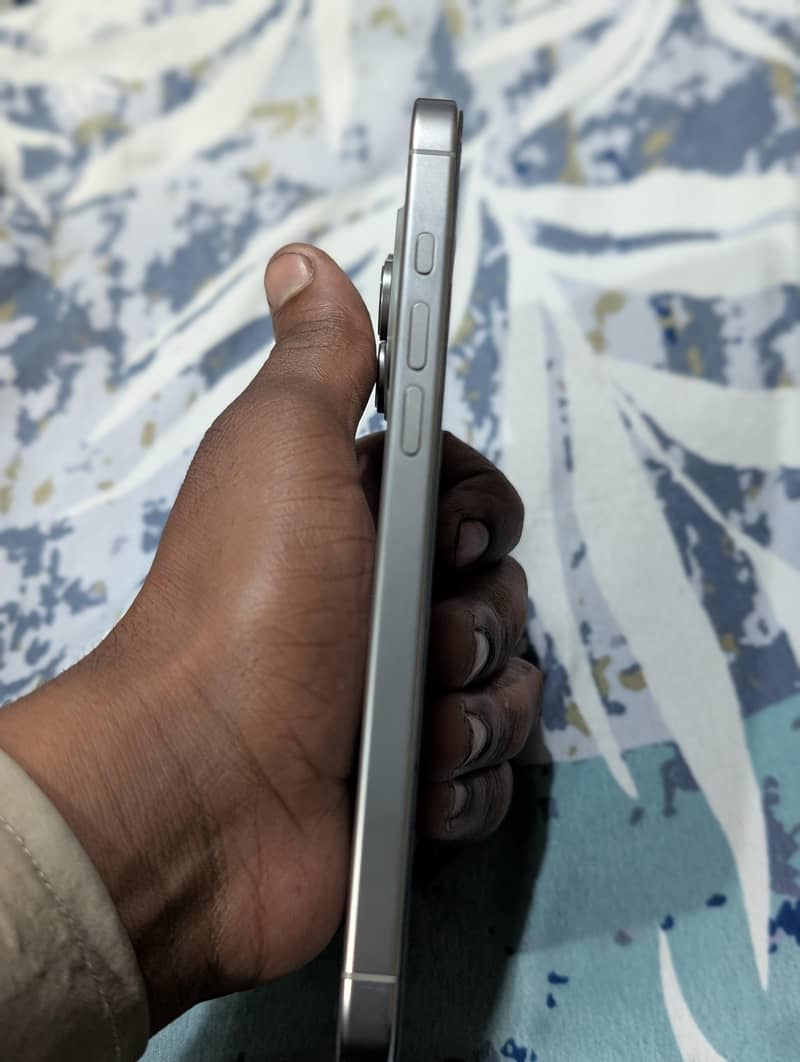 iphone 16 pro. max 5