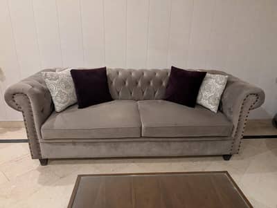 ​7-Seater Sofa with Table – Very Good Condition
