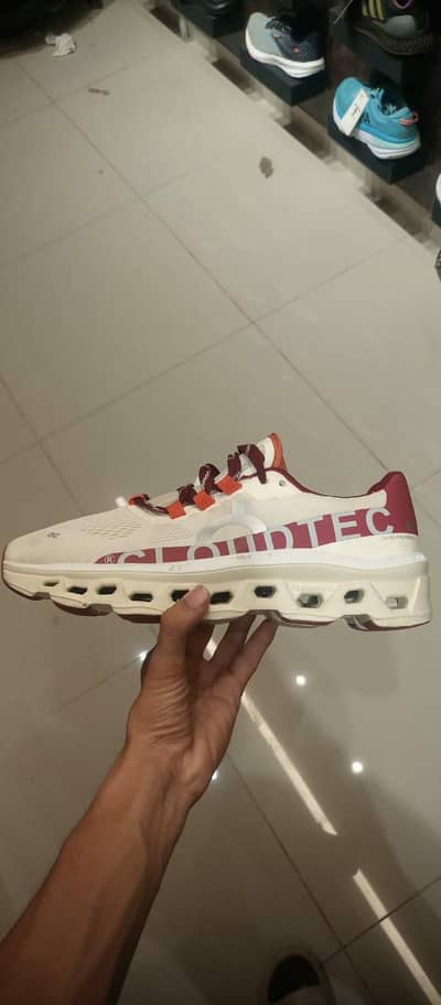 On cloud helion running shoes