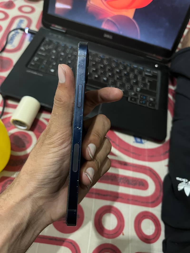 Apple iPhone 12 4