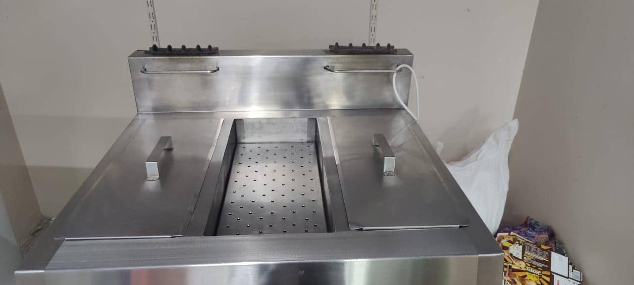 Fryer machine , zinger , chips 2