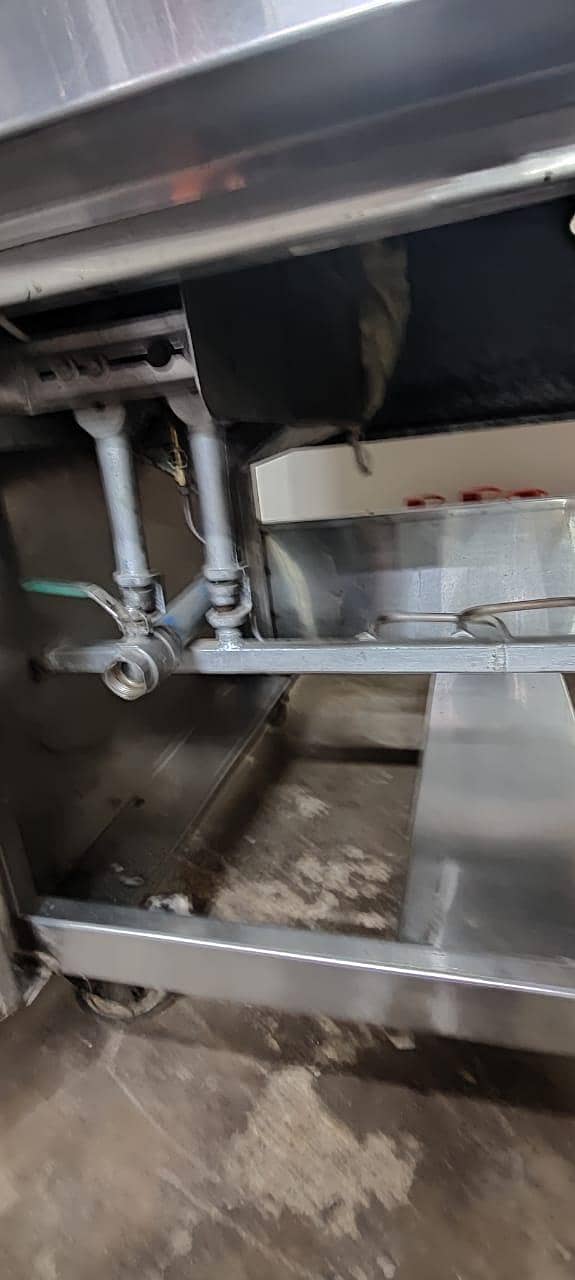 Fryer machine , zinger , chips 4