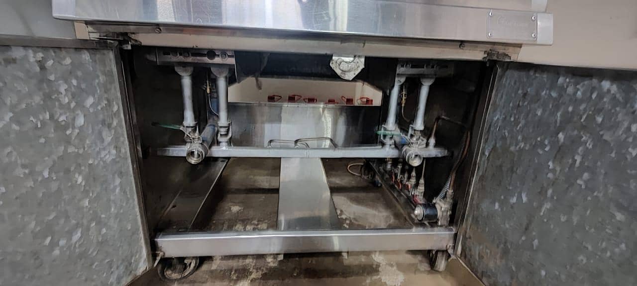 Fryer machine , zinger , chips 5