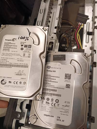 2 hardrives . 1tb and 500 gb Seagate company