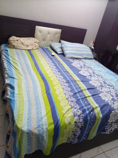 wood king size bed strong and clean urgent sale