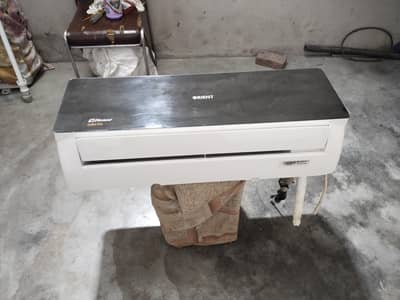 sada a. c hai 1 ton ka ok hai  Orion ka hai 03112315733