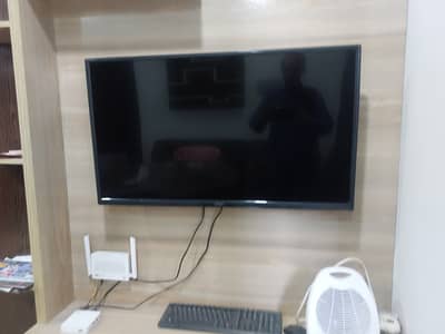 40 Inch Smart LED TV in Perfect Condition