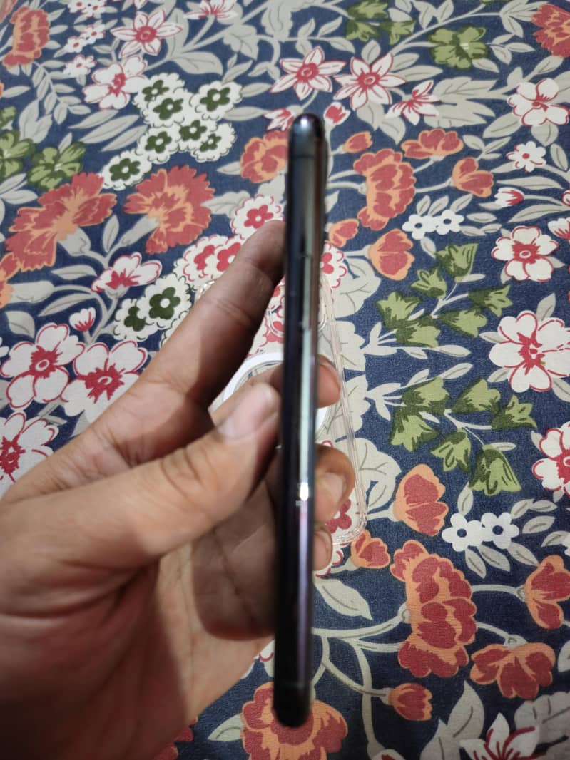 iPhone 11 Pro 4