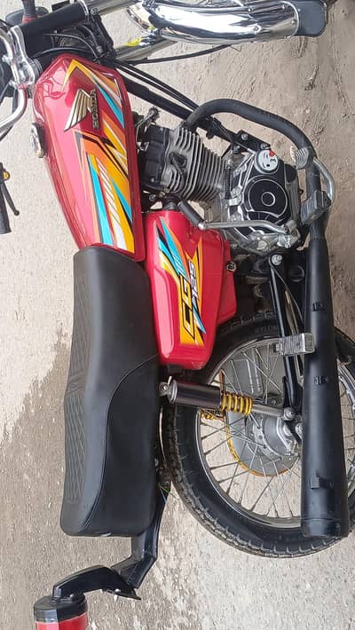 Honda 125 hai 2017 modal hai 18 ka namb hai red hai