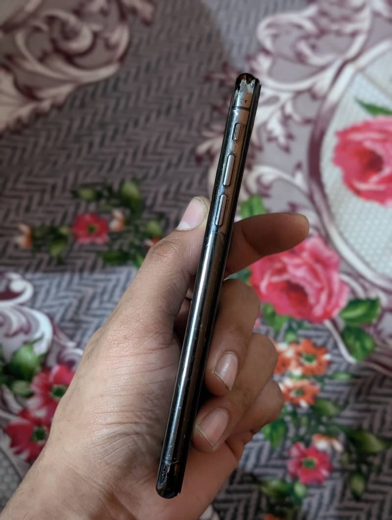 Apple iPhone X 4