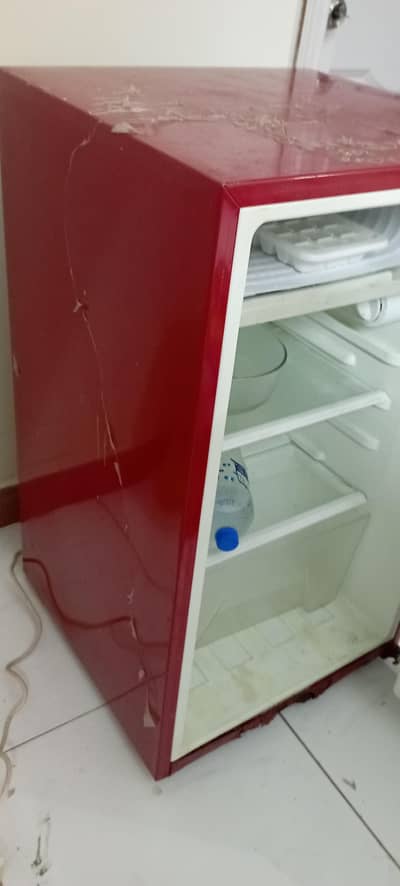 DAWLANCE BED ROOM FRIDGE AND FREEZER FOR SALE