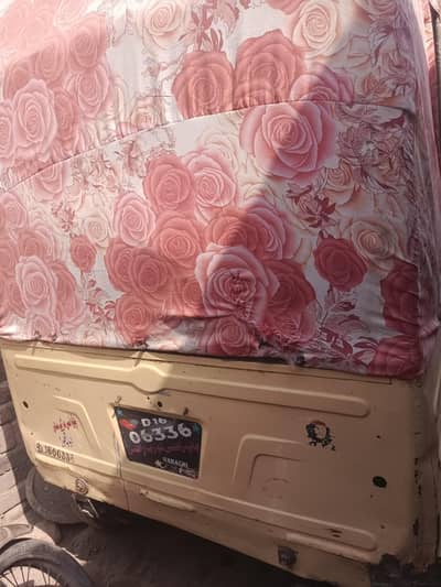 Karachi number ka rickshaw fori sale krna he