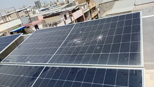 1 cracked solar panel - 615 Watt wali - Gulistan e Johar