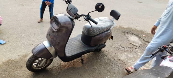Brand New Electric Scooty (Only 600km Driven)