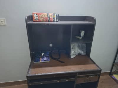 computer , laptop, gaming  table