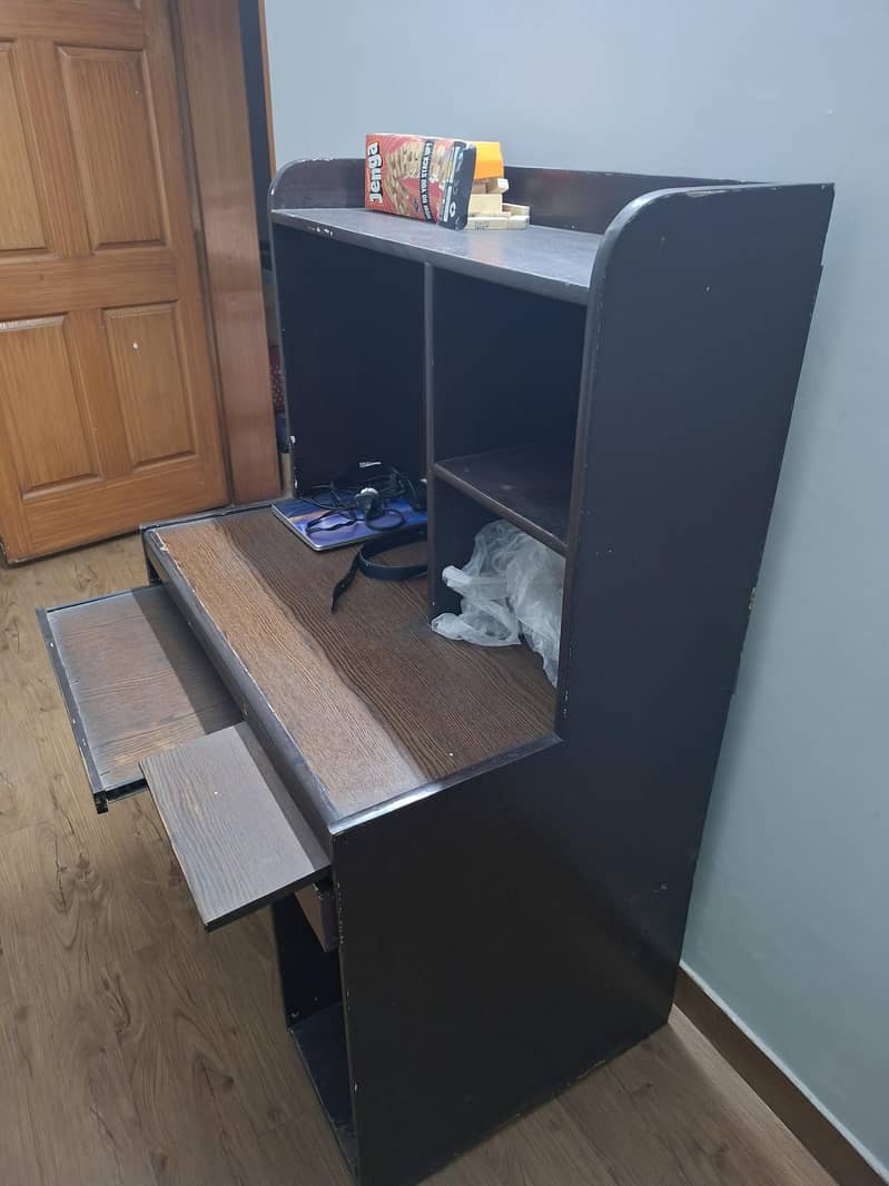 computer , laptop, gaming  table 1